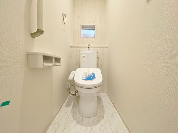 【同仕様写真　温水洗浄便座】温水での洗浄機能がついておりますので清潔かつ衛生面も安心です。