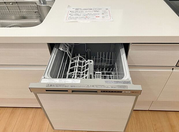 【同仕様写真　食器洗浄乾燥機】手間・時間をかけず、効率よく食器類を洗浄♪家事の時間を大幅に短縮出来ます。
かつ節水効果にも優れた食洗機を標準装備。スライド式なので場所も取りません。