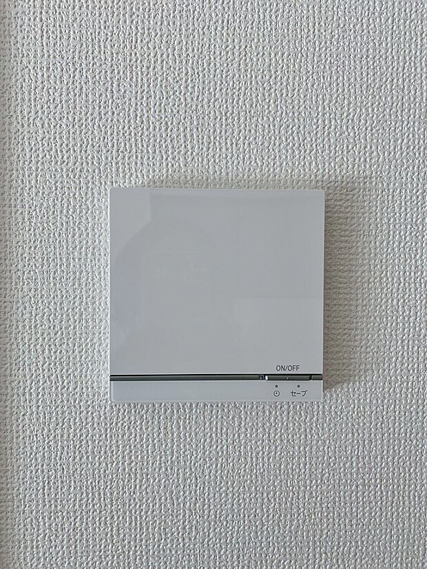 【同仕様写真 床暖房】足元からじんわりとお部屋を温めてくれます。
空気を汚すことがないので衛生的で乾燥もないので快適に過ごすことが出来ます。
場所も取らないので器具が邪魔になることもありません。