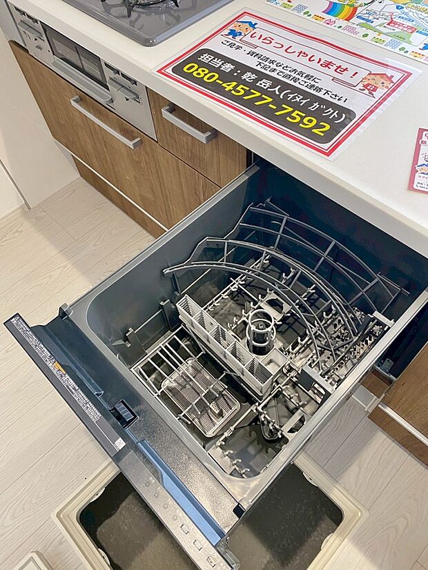 【食器洗乾燥機】食器洗乾燥機付きなので手間・時間をかけず、効率よく食器類を洗浄♪家事の時間を大幅に短縮出来ます。
かつ節水効果にも優れており、スライド式なので場所も取りません。