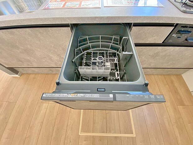 【食器洗乾燥機】食器洗乾燥機付きなので手間・時間をかけず、効率よく食器類を洗浄♪家事の時間を大幅に短縮出来ます。
かつ節水効果にも優れており、スライド式なので場所も取りません。