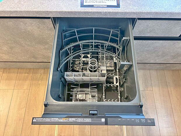 【食器洗乾燥機】食器洗乾燥機付きなので手間・時間をかけず、効率よく食器類を洗浄♪家事の時間を大幅に短縮出来ます。
かつ節水効果にも優れており、スライド式なので場所も取りません。