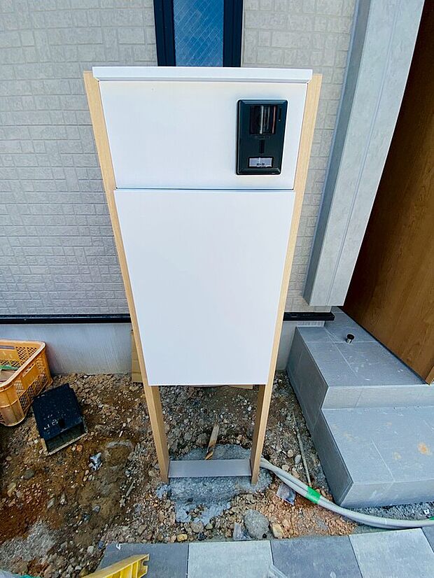 【宅配BOX】出かけていても、荷物が受け取れる宅配BOX。
再配達の依頼連絡など、手間が省けて便利です。
