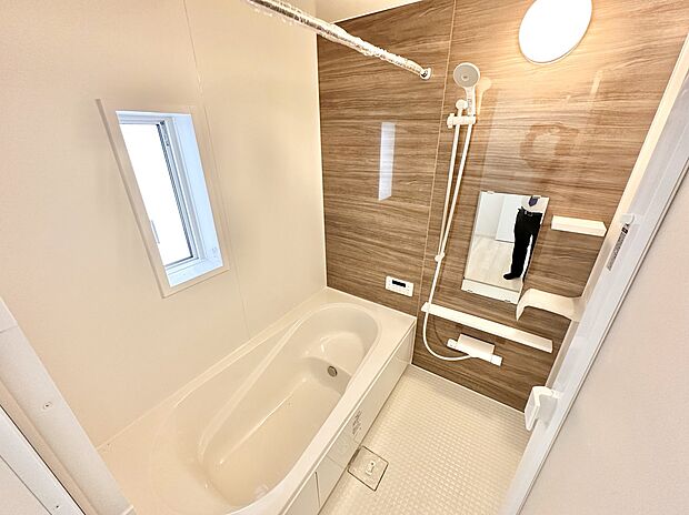 【浴室】【１号棟　浴室】
窓付きのバスルームは、採光もあり明るく気持ちの良い空間です。窓があることで、換気環境も良好。掃除もスムーズに出来ます。