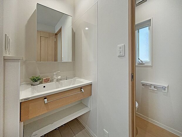 【■２階の洗面台・トイレ（2024年2月撮影）】２階にも洗面台とトイレを設置しました。忙しい朝の身支度も２つめの水廻りがあるとスムーズで便利