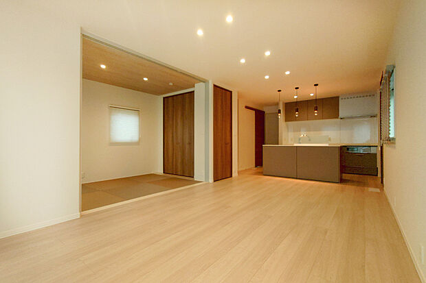 【[2号棟]LDK】LDKのどこにいてもコミュニケーションが取りやすい空間になっています。
内観（2024年7月）撮影