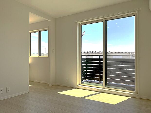 【主寝室】南側のバルコニー付きの主寝室。W.I.Cとの動線が良く、お布団などの洗濯物も収納が楽に。
室内(2025年4月)撮影