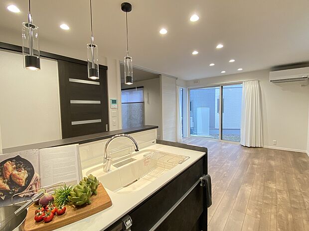 【キッチン】LIXILの対面キッチンを採用。配膳・片付けの動線が短く、家事効率が良くなるよう設計しています。料理をしながらご家族の様子を見ることができます。1号棟◆キッチン(2025年10月)撮影