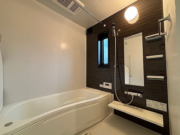 【浴室】ダークカラーで落ち着いた浴室。オリジナルバスでお手入れも楽々!内観(2024年10月)撮影