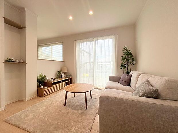 H棟リビング/柔らかな光が差し込むリビング。あえて壁で空間を仕切って落ち着きのある空間に。(2025年7月撮影)