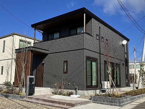 ダークグレーの洗練された印象の外観（2025年11月撮影）