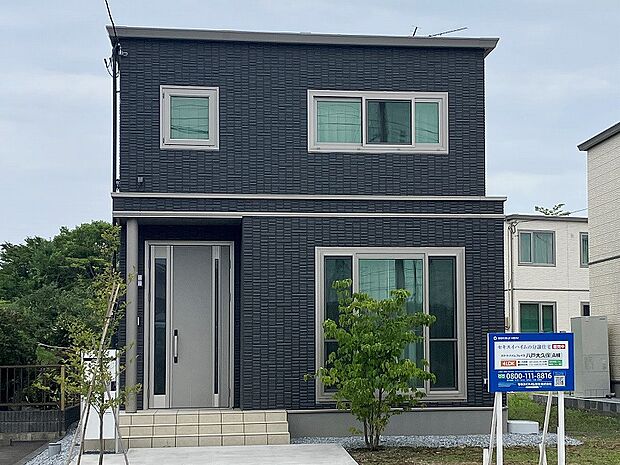 ダークグレーの洗練された印象の外観（2025年11月撮影）