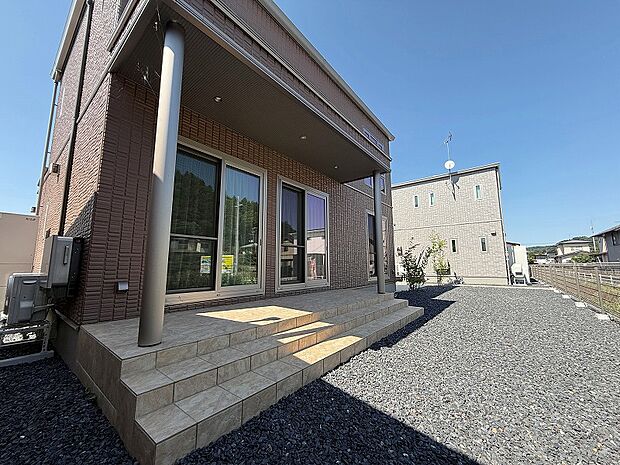 A棟テラス/屋根付きのテラスは、キッチンからも出入り可能でBBQやガーデニングなど多様にご活用いただけます。(2025年7月撮影)