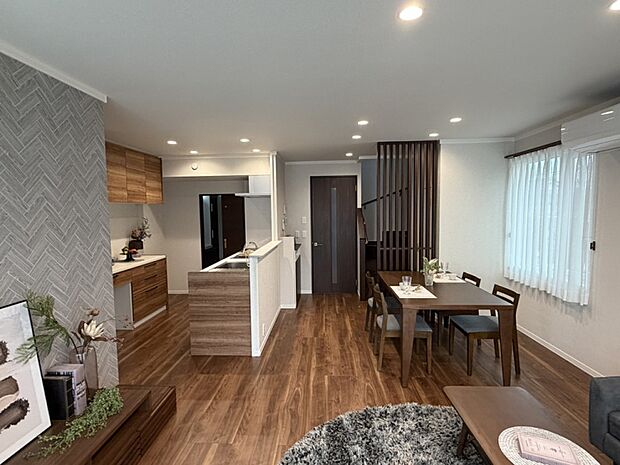 ダイニング・キッチン：木彫デザインが印象的で統一感がある空間。家事動線が一直線で家事の効率が上がります。（2025年11月撮影）