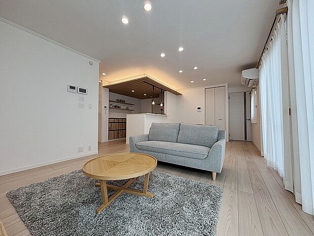 B棟リビング/あたたかな質感の家具と床色を効果的に合わせ、心地よい空間を演出します。(2025年8月撮影)