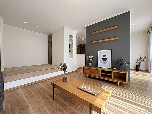 小上がりのタタミスペースで寛ぎのリビング。（B棟）