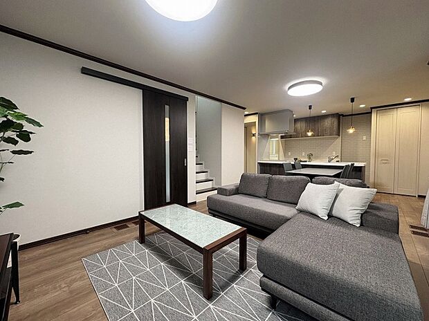 18.8帖LDKは間接照明の明かりでリラックスしてお過ごしいただけます（2025年4月撮影）