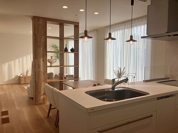 A棟LDK/木目調の棚が空間にアクセントを付け、抜けもあり、ほどよくメリハリのあるLDKです。(2025年11月撮影)