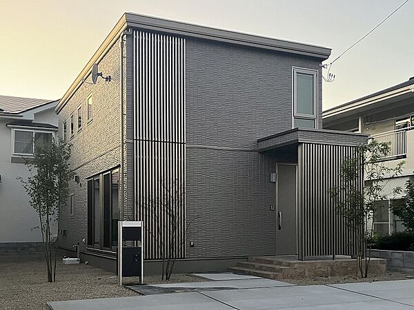 飽きの来ないグレー基調のA棟外観（2025年10月撮影）