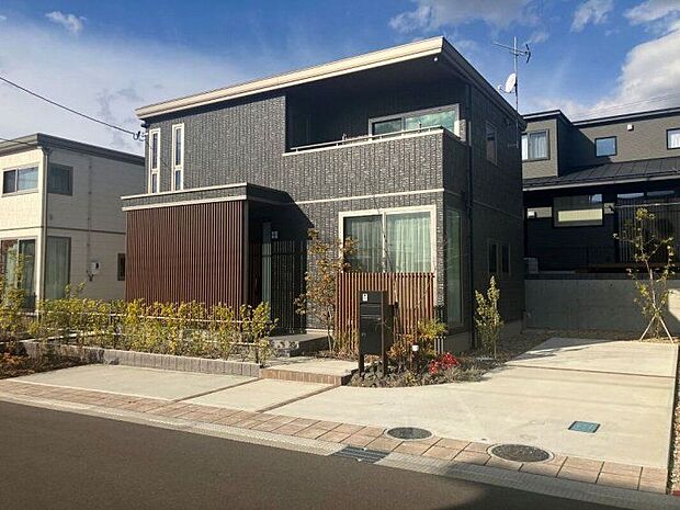 B棟外観/玄関の縦格子が道路側の視線を遮るとともに建物の外観を整えてくれます。(2025年11月撮影)