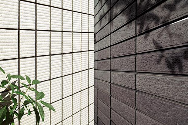 【高耐久タイル外壁】デザイン性だけでなく、紫外線や酸性雨に強く汚れにくい特徴があるタイル外壁。建ててからのメンテナンス費を抑えつつ、美観を長く保ちます。