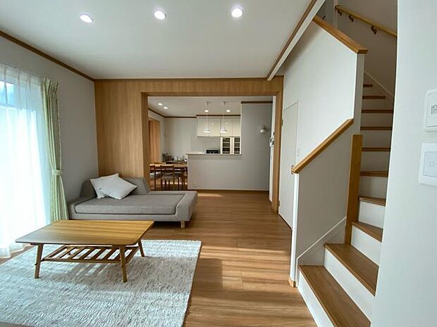 【E棟LDK】E棟LDK／南に面したLDKでは、陽の光がたっぷり入る明るくあたたかな空間です。（2025年12月撮影）