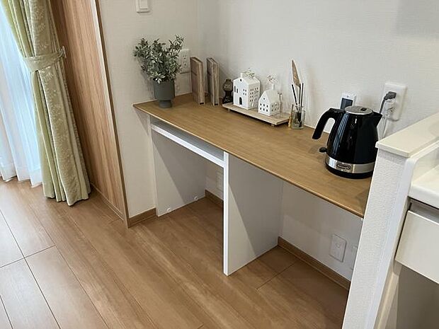 【E棟カウンタースペース】E棟カウンタースペース／キッチンそばには、お子様のお勉強やパソコンワークもできる備え付けカウンターを設置しました。（2025年12月撮影）