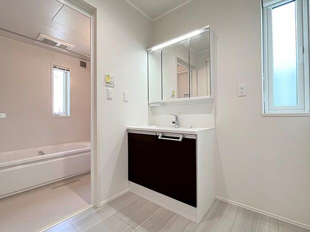 【B棟洗面脱衣室（2023年5月撮）】採光の取れた洗面と浴室　汚れがつきにくいセキスイオリジナル仕様です