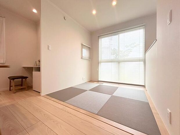 【H棟タタミスペース】フレキシブルに活用できるタタミスペース。LDKとフラットに行き来することができます。(2025年7月撮影)