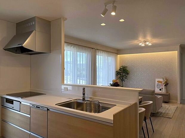 【C棟キッチン】手元が隠れるハイカウンタータイプのキッチン。急な来客にも困りません（2025年9月撮影）