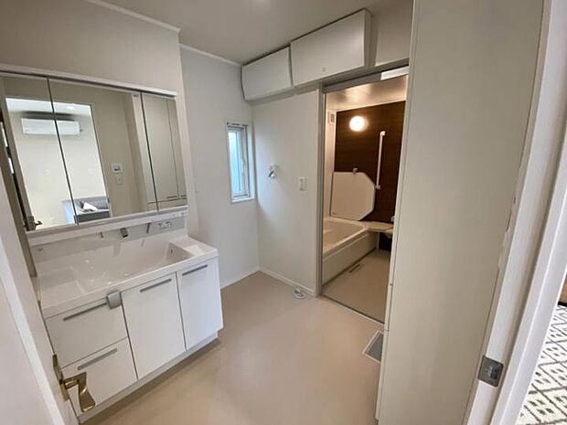 【洗面脱衣所】リビングから直接入れる洗面脱衣室で効率的な家事動線！（2025年11月撮影）