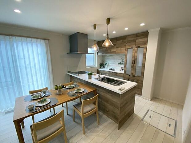 【キッチン】木目の印象が特徴的な温かみのあるキッチン（2025年11月撮影）