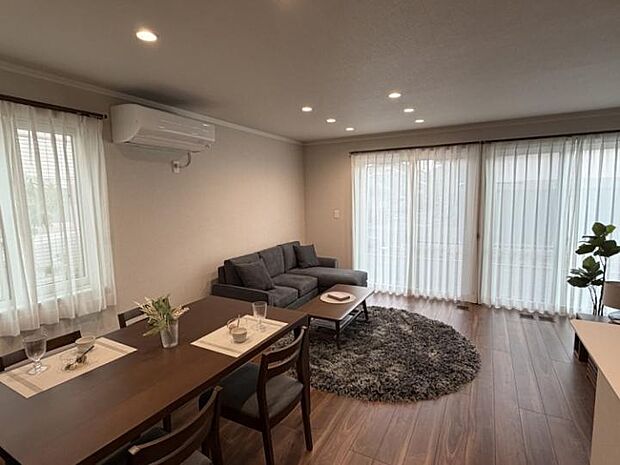 【リビングダイニング】明るさと暖かさを感じる空間 リビングは明るく、ダイニングからは植栽が見え会話も弾みます(2025年11月撮影)