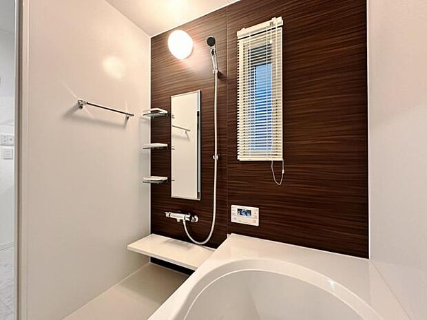 【浴室】（2023年11月撮影）シックな配色の壁で足を伸ばして、ゆったり寛ぎバスタイム