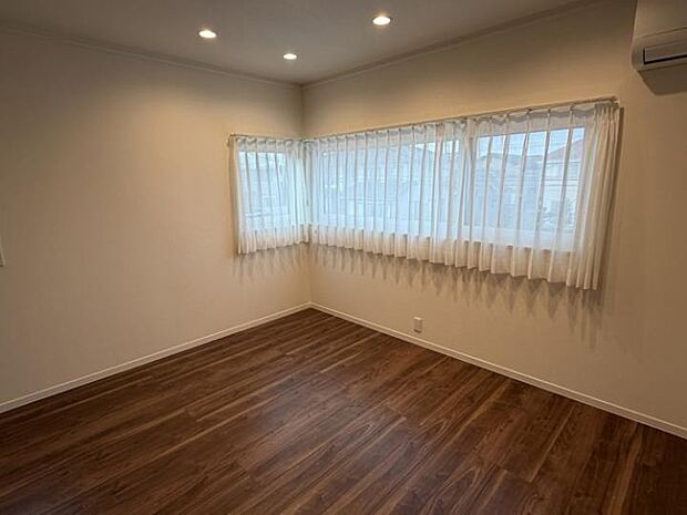 【主寝室】回遊型のWICでたっぷり収納。コーナー窓で明るく、景色が一望できます。(2025年11月撮影)