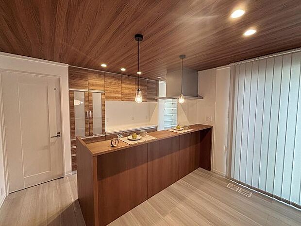 【A棟キッチン】A棟キッチン/キッチン横には便利なパントリーを設けました。壁面収納付きで片付くキッチンです。(2025年8月撮影)