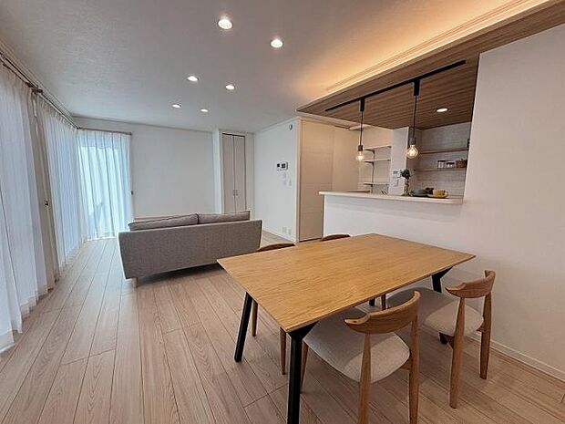 【B棟ダイニング】B棟リビング/キッチン上の間接照明の柔らかな光でリラックスしてお寛ぎいただけます。(2025年8月撮影)