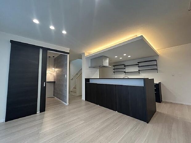 【B棟リビング】天井の間接照明が特徴的なアイランド型キッチン リビングやダイニングへの距離も近く家族団らんの空間を演出♪（2025年7月撮影）