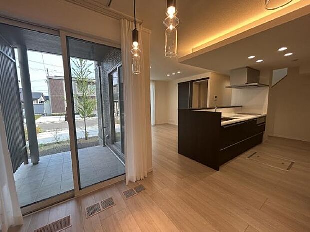 【B棟】ＬＤＫ横にタイルデッキを設置　屋根付きなのでバーベキューやガーデニングなど安心してお楽しみ頂けます。（2025年1月撮影）