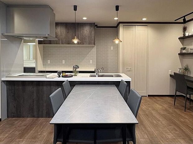 【A棟ダイニング（2025年4月撮影）】キッチンをフルフラットとし、明るさと開放感を演出