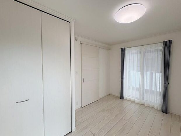 【B棟洋室（2025年4月撮影）】模様替えもしやすく様々なレイアウトを楽しめる洋室