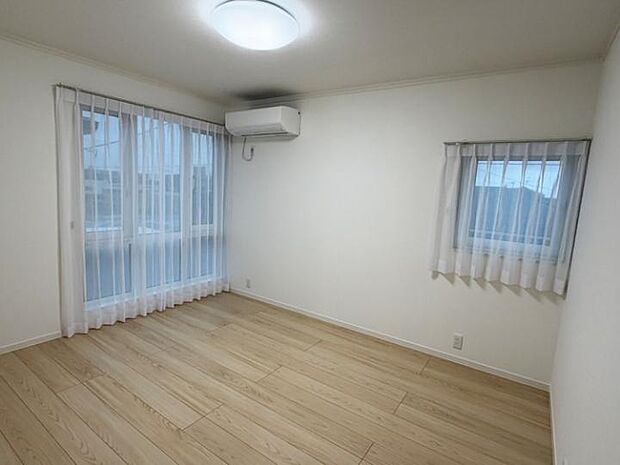 【C棟主寝室】 広々とした開放感あふれる空間で、あなただけの理想のインテリアを実現。(2025年11月撮影)