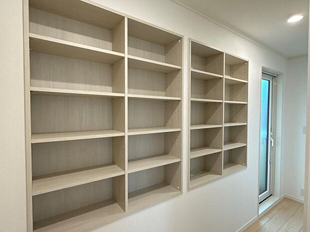 【C棟主寝室収納】ミニマリストにも嬉しい、壁一面に広がるスマートな収納設計。(2025年3月撮影)