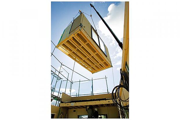 【ユニット構造】一日で雨仕舞まで完了。工場で作ったユニットを組み上げて住宅を作る※建築規模や天候、その他の条件により一日で完了しない場合があります。