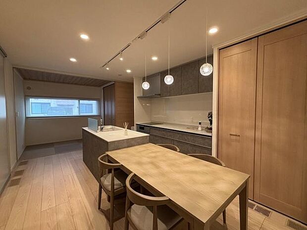 【A棟キッチン】フラットなアイランドキッチンは明るさと開放感を演出