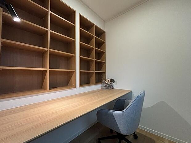 【A棟書斎】主寝室内カウンターは書斎やメイクルームとしても