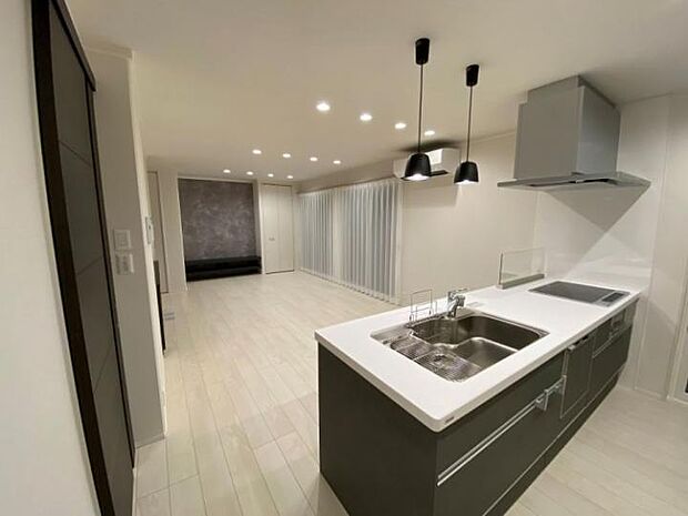 【B棟キッチン】キッチンからはLDKを見渡すことができ、会話がしやすい明るく広々とした空間(2025年11月撮影)