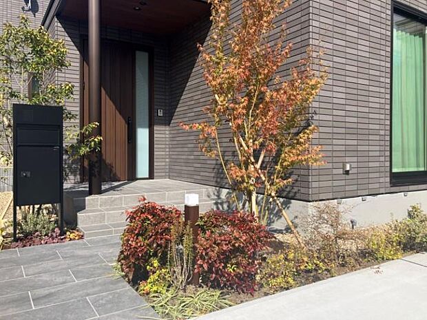 【B棟玄関アプローチ】（2025年10月撮影）