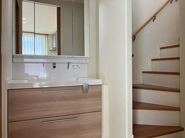 【B棟ホール内洗面】（2025年10月撮影）