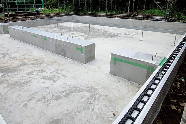 【ベタ基礎】液状化に強い、建物を面で支えるベタ基礎。(F・I棟)